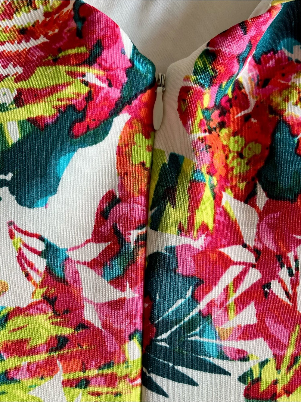 GUESS Tropical Floral Cross-Back Bodycon Dress V-Neck US 10 ✨EUC - Picture 9 of 16
